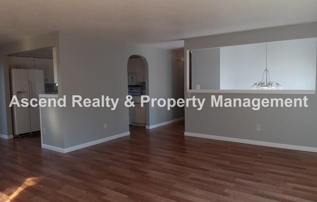 Available NOW & Price Drop! 4 Bed, Fenced Yard, Quick Access to Schools, Outlet Mall, Troutdale Station Food Carts & I84