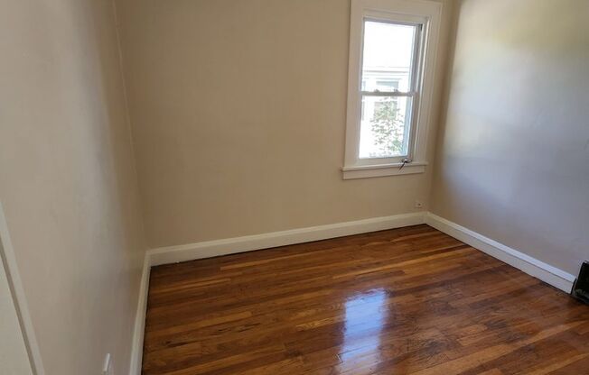 3 beds, 1 bath, $1,200, Unit 1048 (UP)