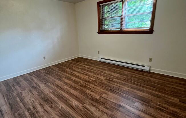 2 beds, 1 bath, 903 sqft, $1,140, Unit M-9