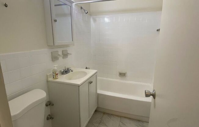 1 bed, 1 bath, $2,200, Unit 5D