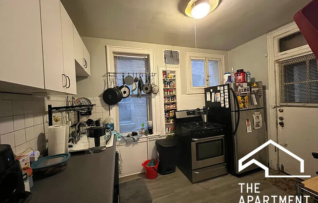 2421 W LUNT