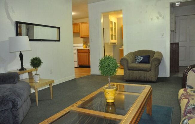 3 beds, 1 bath, $2,100, Unit 118-3