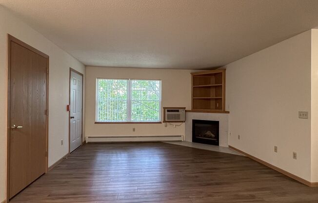 2 beds, 1 bath, 918 sqft, $1,100, Unit WE 1000 RL-16