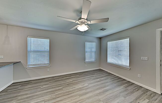 2 Bed 2 Bath with a 1 Car Garage Duplex with upgrades close to Broadway Extension, a short distance from Edmond and easy access to downtown OKC