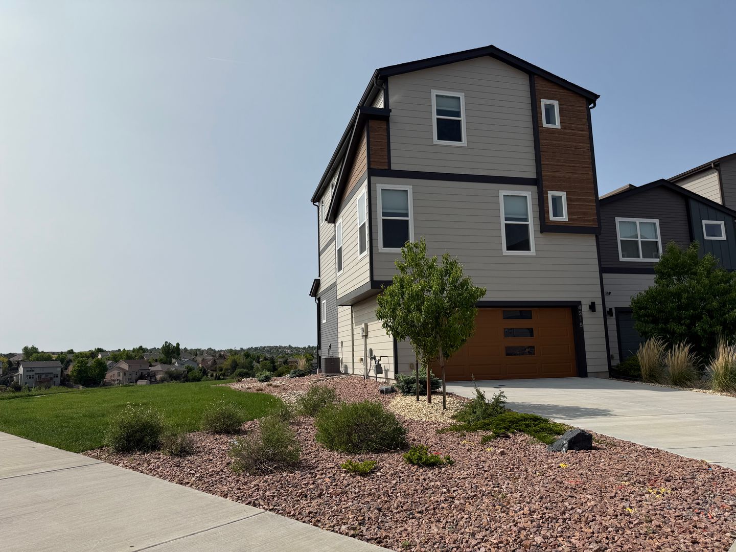 Immaculate 2-bedroom home with spanning mountain views!