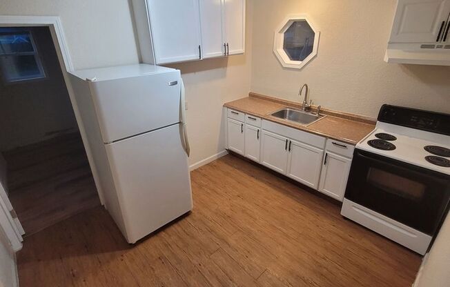 1 bed, 1 bath, $825, Unit Unit 283 1/2