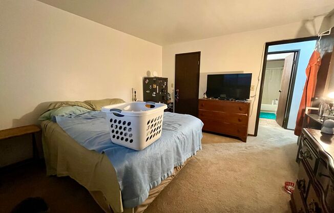 2 beds, 1.5 baths, $1,350, Unit 216