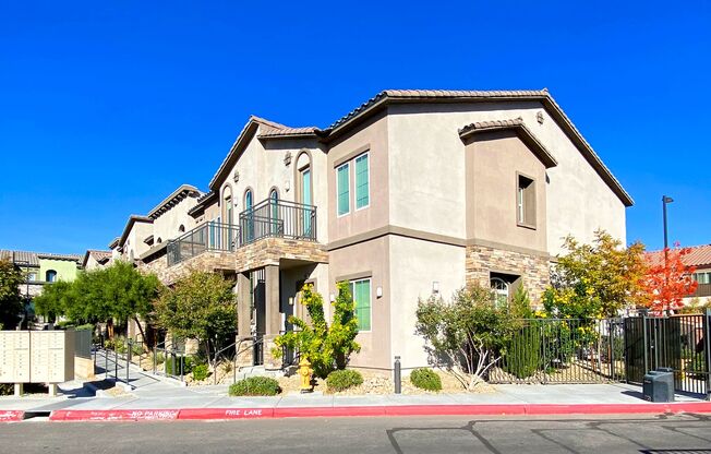 Spectacular 3 Bedroom Townhouse in Gate Community Near Sky Canyon and Centennial! Strip Views!