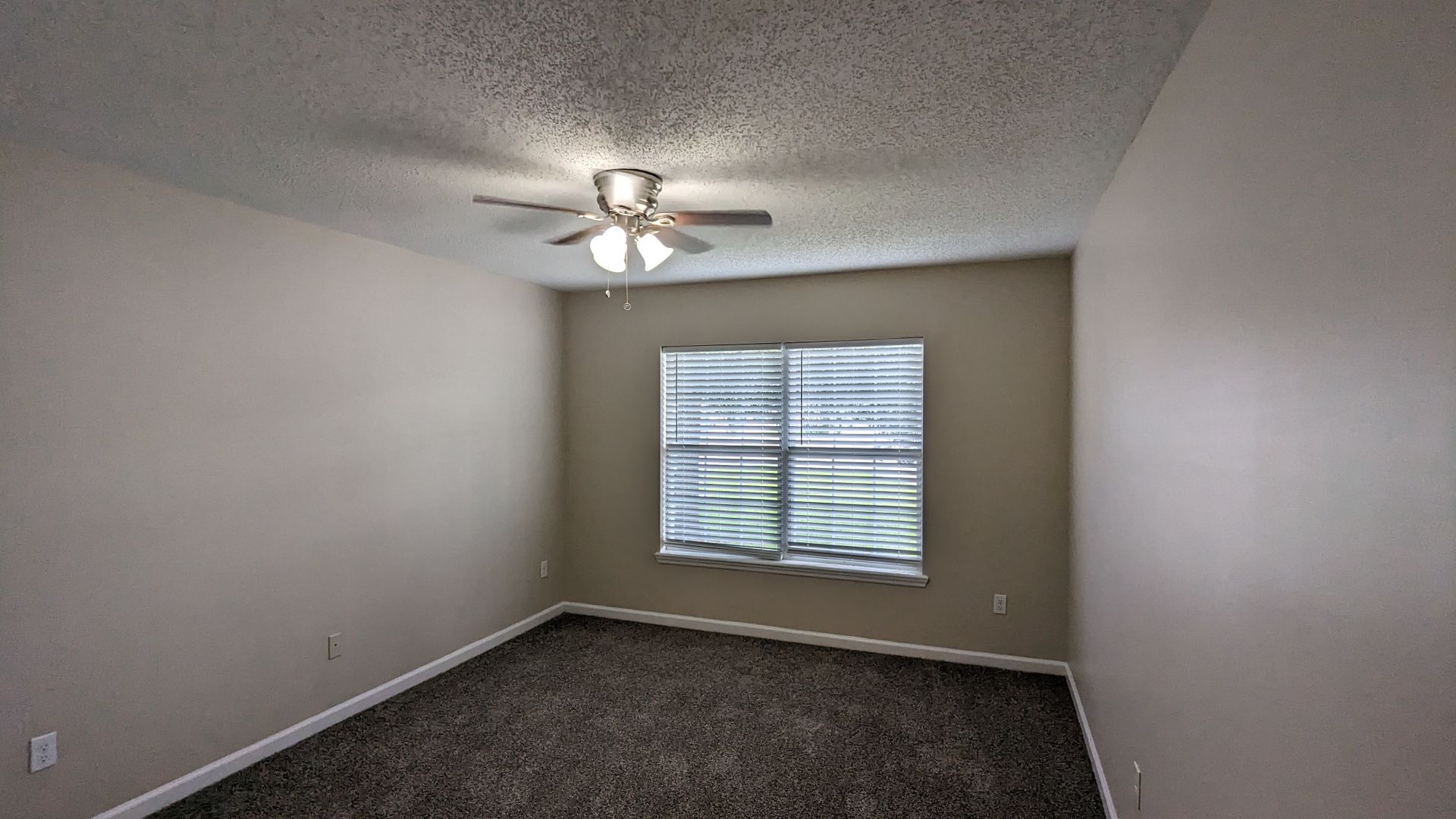 3/2 Duplex READY FOR IMMEDIATE MOVE-IN -   Call Us For Our Move-In Specials !!!