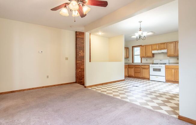 2 beds, 1 bath, $975, Unit 1025 Apartment 2 Upper