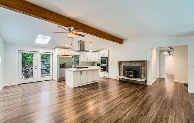 Beautiful Modern House Near Lake Hills and Phantom Lake