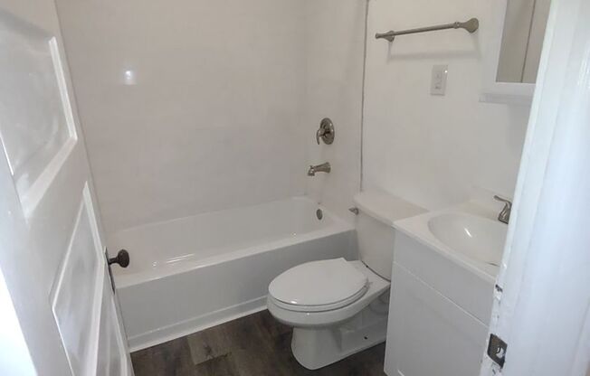 2 beds, 1 bath, 639 sqft, $1,200, Unit 060