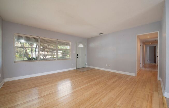 Cute 3/2 House with 2-Car Garage near Lake Underhill/Downtown Orlando