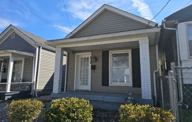 Charming 3 Bedrooms, 2 Full Bathroom Home! All Appliances Included! Available NOW!