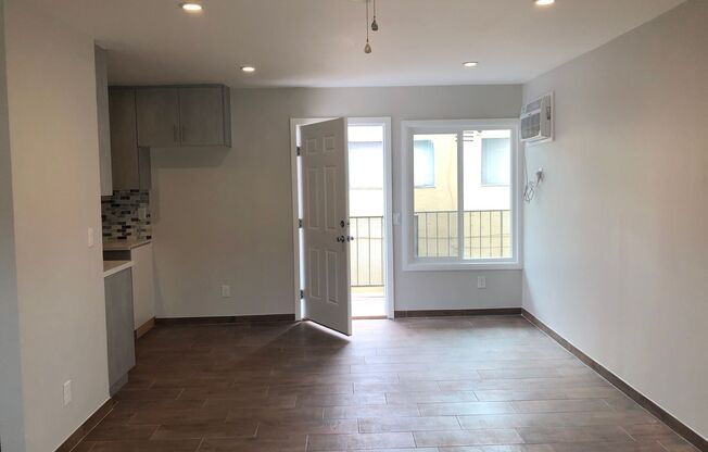 2 beds, 1 bath, $2,700, Unit 8