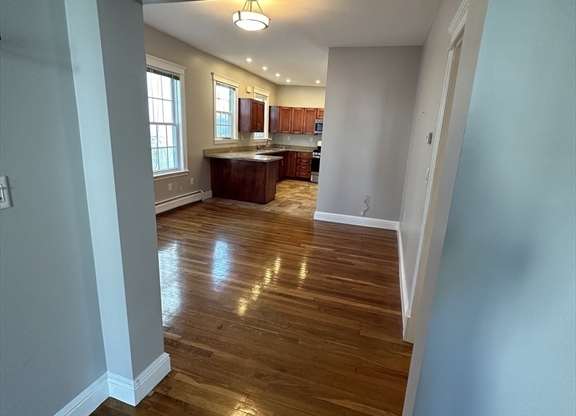 2 beds, 1 bath, $3,100, Unit 1