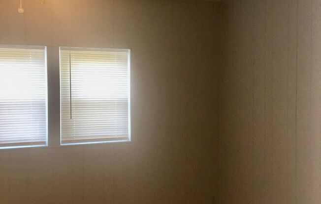 Cute 2 Bed/1 Bath HOUSE w/ yard!!