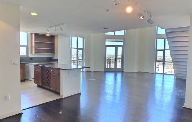 Fantastic 2 Bed/2Bath Penthouse with Panoramic Views at City Heights