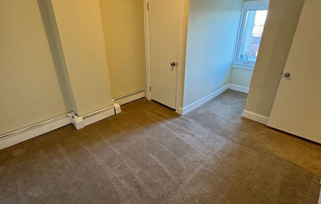 3 beds, 1 bath, $1,700, Unit Unit 2