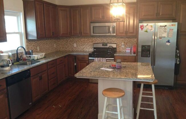 Huge Luxury South Side Home w/ Stainless Kitchen appliances and A/C