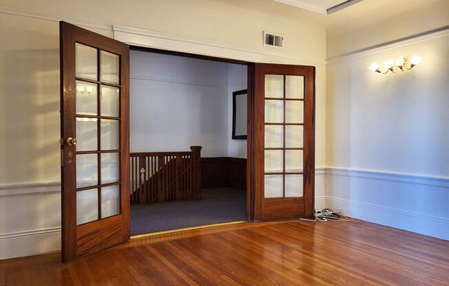 2 Bedrooms 1.5 Bath Flat with a Bonus Room & Extra Office in North Beach!