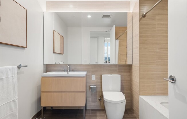 1 bed, 1 bath, 823 sqft, $5,200, Unit 2402
