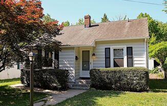 Charming Woolen Mills Home Near Meade Park