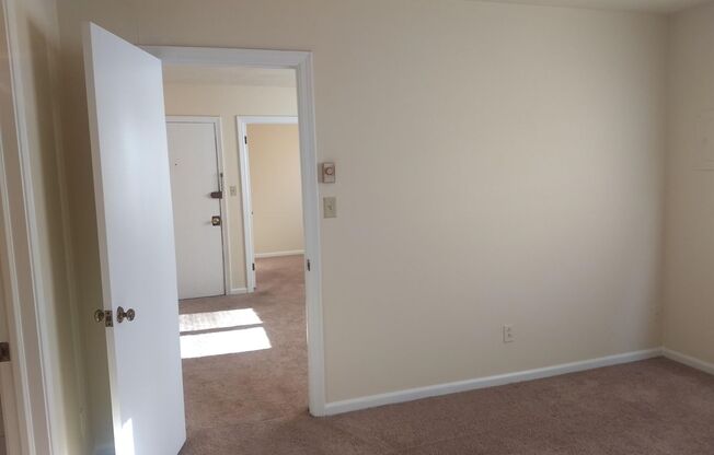 1 bed, 1 bath, $900, Unit 8