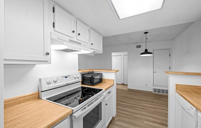 1 bed, 1 bath, $1,500, Unit # 102R
