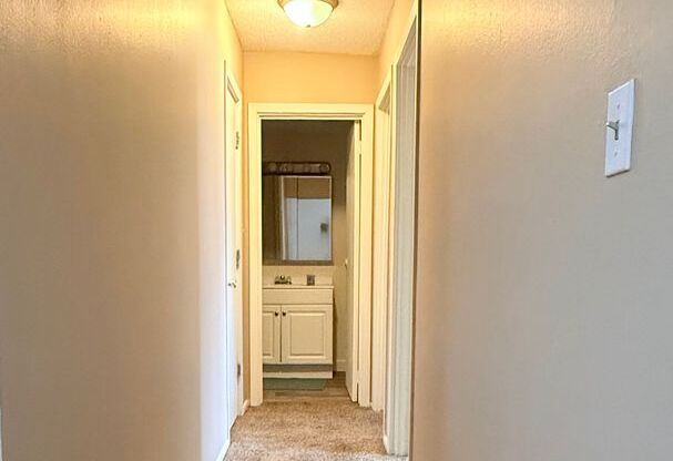 2 beds, 1 bath, 880 sqft, $795