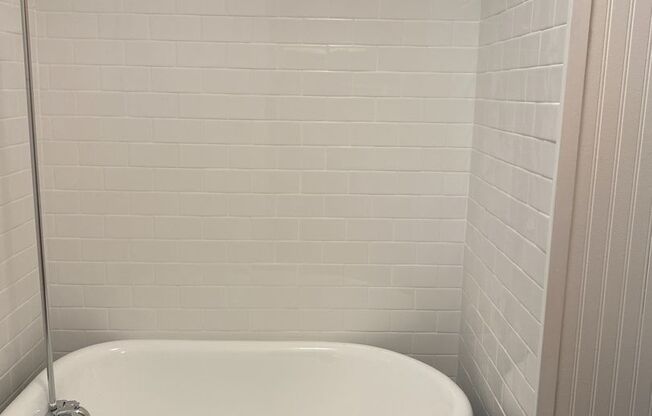Studio, 1 bath, 450 sqft, $1,010, Unit 403