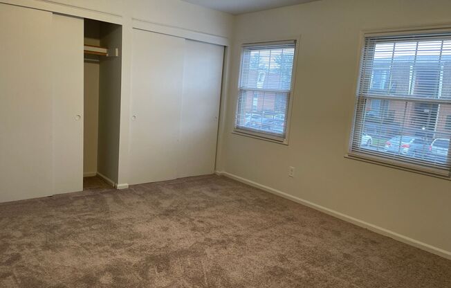 2 beds, 1 bath, 925 sqft, $1,095, Unit 42