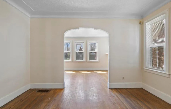 2 beds, 1 bath, $1,000, Unit # LOWER