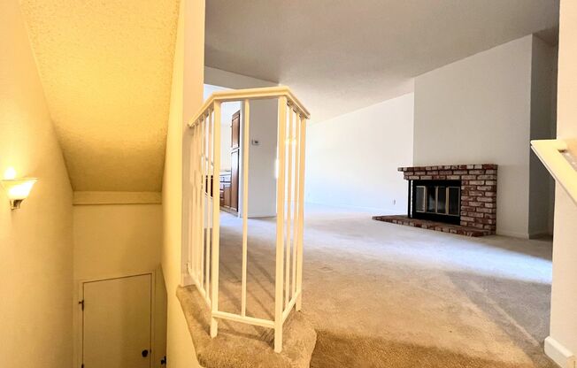 2BD/2.5BA - Charming Townhome with Luxurious Amenities in Santa Clara