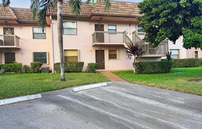 2 beds, 2 baths, 806 sqft, $2,000