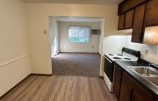 1 bed, 1 bath, $700, Unit 615-30