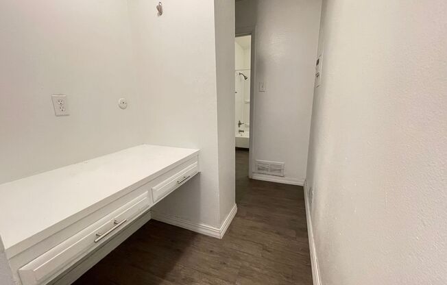 2 beds, 1 bath, 800 sqft, $895, Unit Unit 13