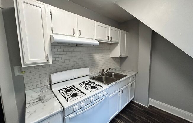 2 beds, 1 bath, 850 sqft, $895, Unit 1222 1/2 Upper