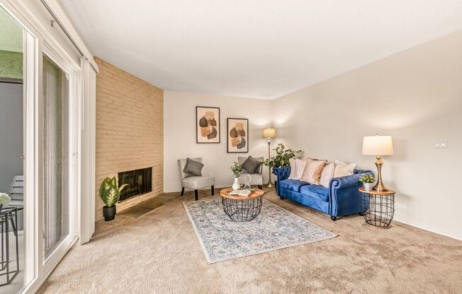 2 Bedroom 1 Bathroom Lakeside Unit!