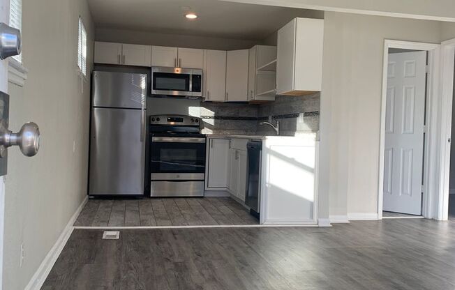 2 beds, 1 bath, 700 sqft, $975, Unit 4205 Lloyd