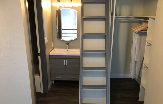 Cozy and Recently Updated 1BR with Fireplace on Marine St! Prime Location!