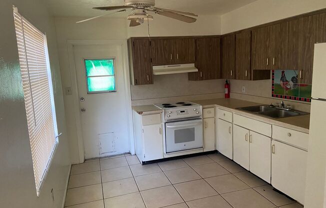 2 beds, 1 bath, $1,560