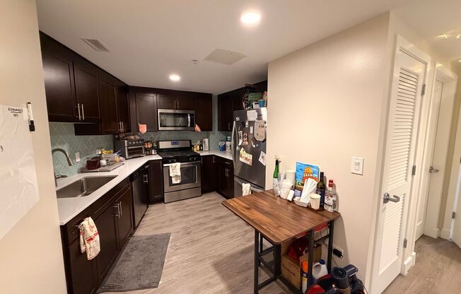 2 beds, 1 bath, 826 sqft, $2,600, Unit 410