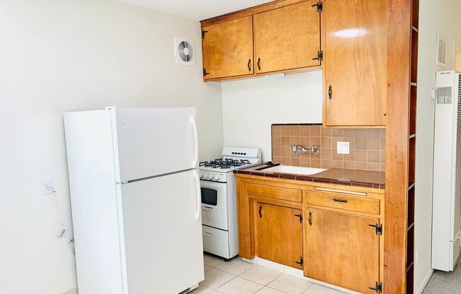MISSION BEACH! BAY SIDE STUDIO WITH OFF-STREET PARKING! $1,795/MO