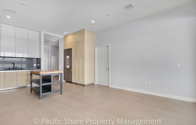 Modern 1-Bed 2-Bath Plus Den Condo in Chic Mixed Use Property, Prime Pasadena