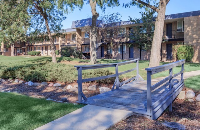 Paved Walking Trails | Mt Prospect Apartments | Eclipse at 1450