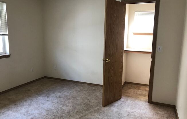 2 beds, 1 bath, 700 sqft, $1,350, Unit 8