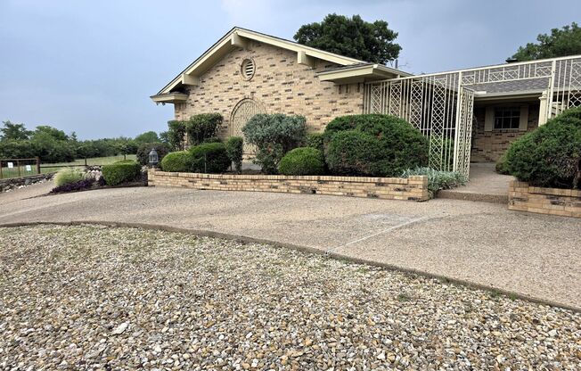 Yipee! Fabulous 2 bedroom, 2 bath home in Overton West