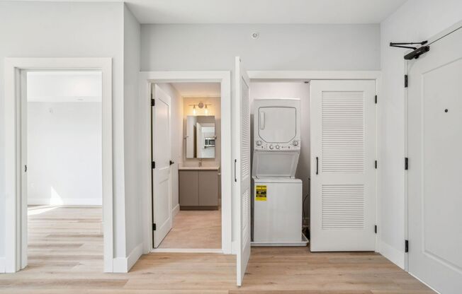 2 beds, 1 bath, $2,550, Unit 205