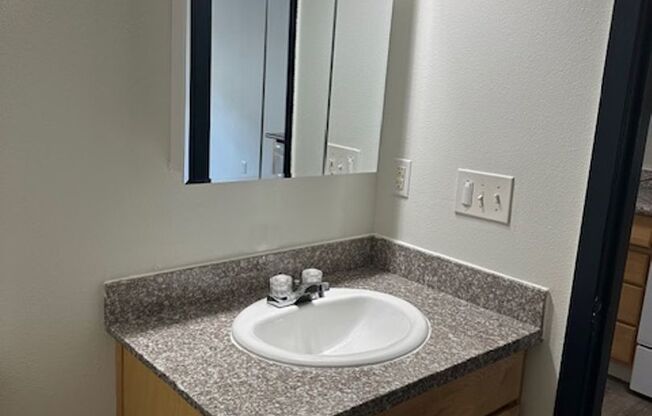 2 beds, 1 bath, 700 sqft, $1,200, Unit 221